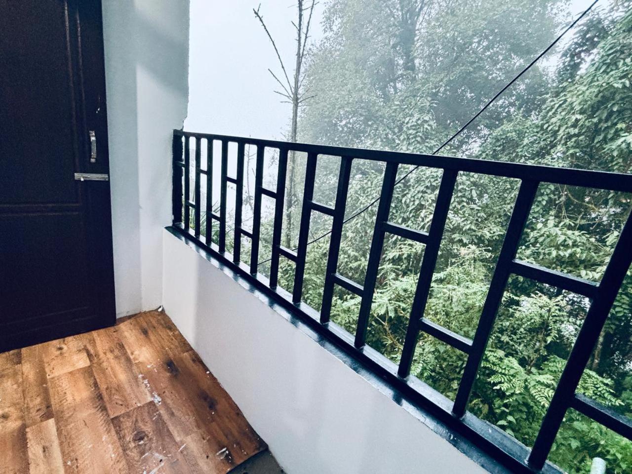 Forest Lodge - 80 Mts From Mall Road ダージリン エクステリア 写真