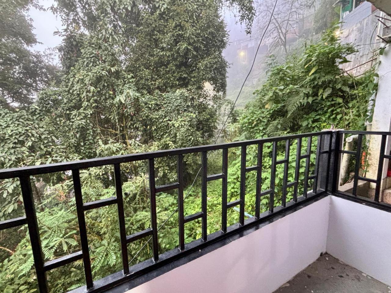 Forest Lodge - 80 Mts From Mall Road ダージリン エクステリア 写真